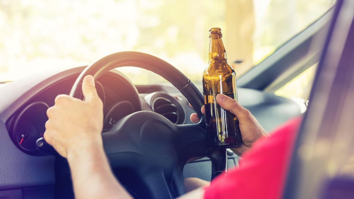 Mladý Kanaďan si za volantem otevřel pivo, z nového řidičáku se radoval 20 minut